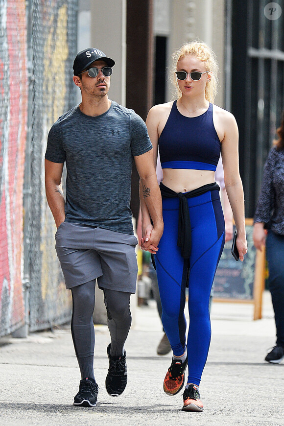 Exclusif - Joe Jonas et sa compagne Sophie Turner déjeunent en amoureux sur un banc dans le quartier de Soho à New York. Le couple est ensuite allé se balader main dans la main. Le 30 avril 2017