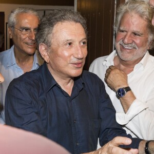 Exclusif - Véronique Jannot, Norbert Balit, Roland Magdane et Michel Drucker dans les loges après le spectacle - Michel Drucker sur scène pour son one man show "Seul...avec vous" lors du Festival de Ramatuelle le 4 aout 2017. © Cyril Bruneau / Festival de Ramatuelle / Bestimage