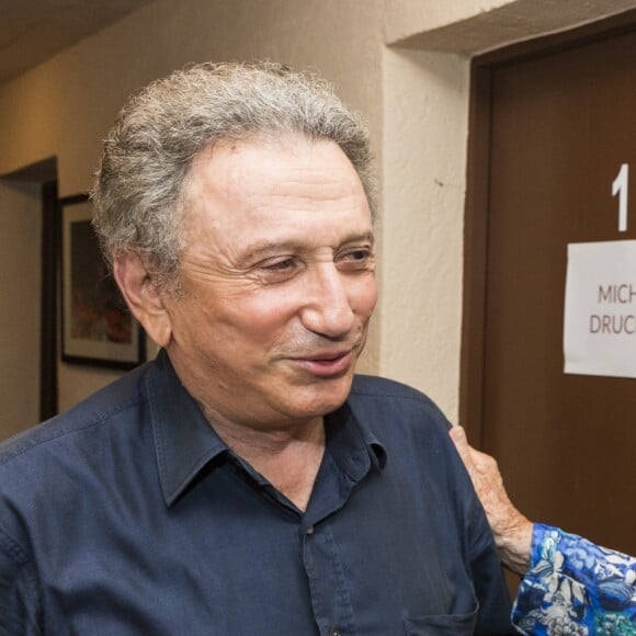 Exclusif - Alix de Foresta et Michel Drucker dans les loges après le spectacle - Michel Drucker sur scène pour son one man show "Seul...avec vous" lors du Festival de Ramatuelle le 4 aout 2017. © Cyril Bruneau / Festival de Ramatuelle / Bestimage