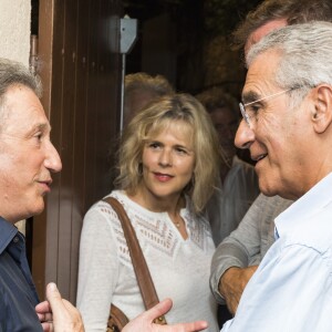 Exclusif - Laurence Piquet, Norbert Balit et Michel Drucker dans les loges après le spectacle - Michel Drucker sur scène pour son one man show "Seul...avec vous" lors du Festival de Ramatuelle le 4 aout 2017. © Cyril Bruneau / Festival de Ramatuelle / Bestimage