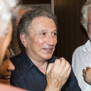 Exclusif - Michel Drucker et Roland Magdane dans les loges après le spectacle - Michel Drucker sur scène pour son one man show "Seul...avec vous" lors du Festival de Ramatuelle le 4 aout 2017. © Cyril Bruneau / Festival de Ramatuelle / Bestimage