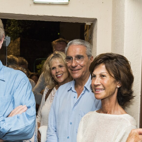 Exclusif - Dominique Segall, Laurence Piquet et son mari Norbert Balit, Sylvie Rousseau et Orlando dans les loges après le spectacle - Michel Drucker sur scène pour son one man show "Seul...avec vous" lors du Festival de Ramatuelle le 4 aout 2017. © Cyril Bruneau / Festival de Ramatuelle / Bestimage