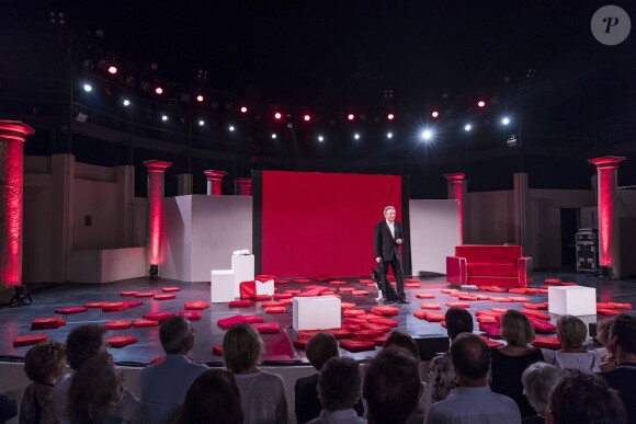 Exclusif - Michel Drucker sur scène pour son one man show "Seul...avec vous" lors du Festival de Ramatuelle le 4 aout 2017. © Cyril Bruneau / Festival de Ramatuelle / Bestimage