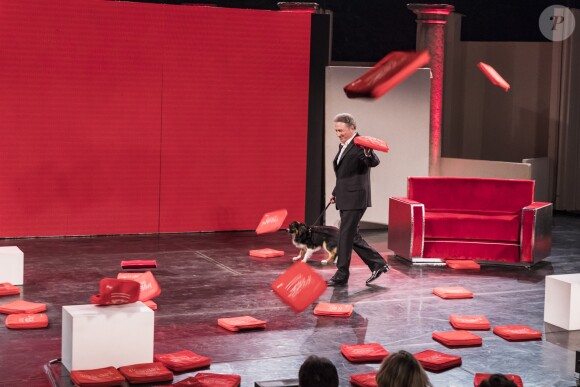 Exclusif - Michel Drucker sur scène pour son one man show "Seul...avec vous" lors du Festival de Ramatuelle le 4 aout 2017. © Cyril Bruneau / Festival de Ramatuelle / Bestimage