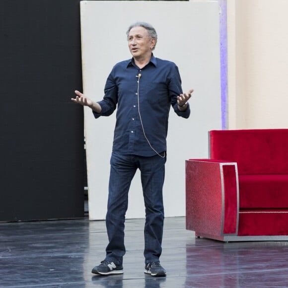 Exclusif - Michel Drucker pendant les répétitions - Michel Drucker sur scène pour son one man show "Seul...avec vous" lors du Festival de Ramatuelle le 4 aout 2017. © Cyril Bruneau / Festival de Ramatuelle / Bestimage