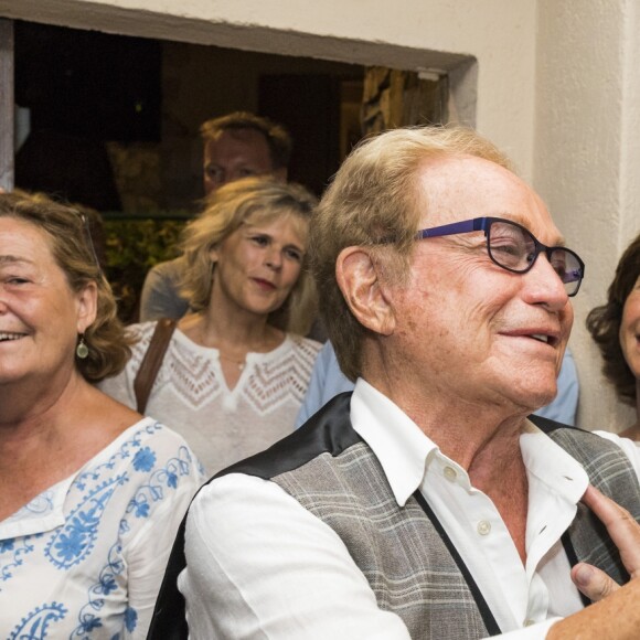 Exclusif - Micheline Pelletier, Laurence Piquet, Orlando, Sylvie Rousseau et Michel Drucker dans les loges après le spectacle - Michel Drucker sur scène pour son one man show "Seul...avec vous" lors du Festival de Ramatuelle le 4 aout 2017. © Cyril Bruneau / Festival de Ramatuelle / Bestimage