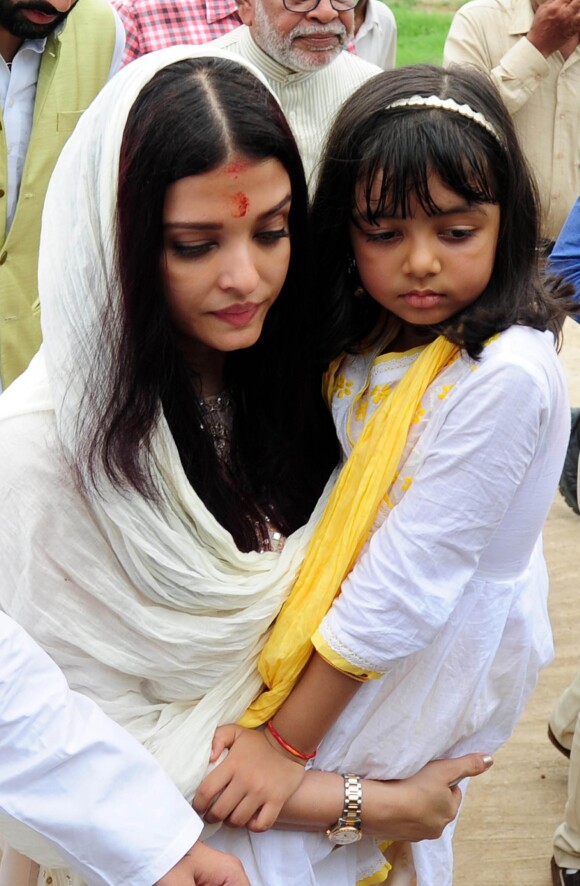 Aishwarya Rai Bachchan, son mari Abhishek Bachchan et leur fille Aaradhya Bachchan assistant  à la cérémonie traditionnelle de l'immersion des cendres dans le Gange du père de l'actrice, Krishnaraj Rai - Allahabad en Inde, 5 août 2017.