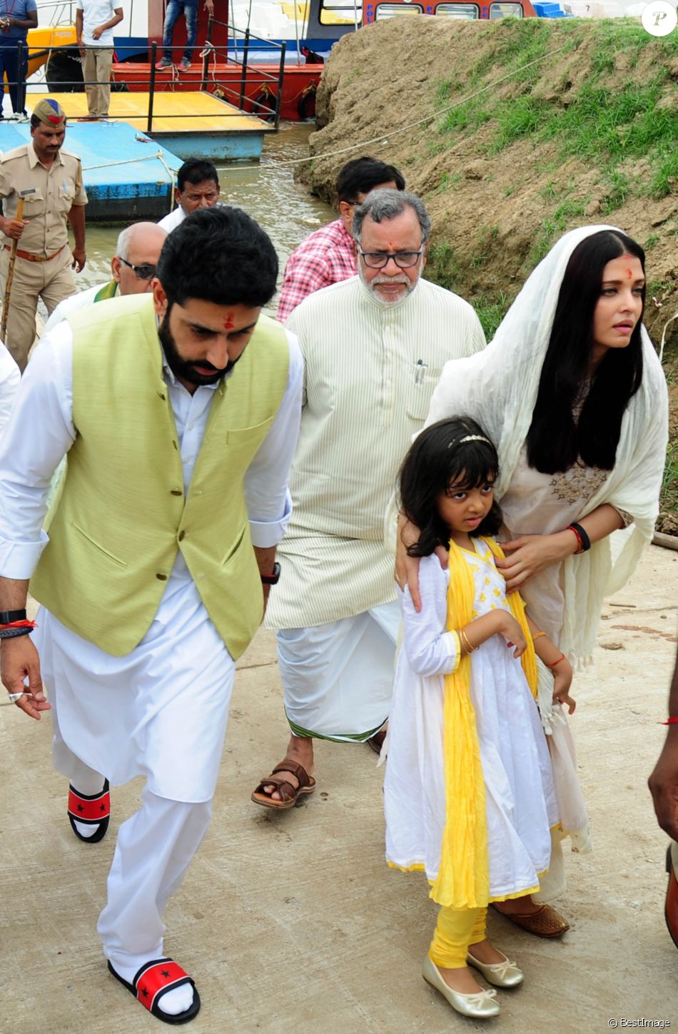 Aishwarya Rai Bachchan, son mari Abhishek Bachchan et leur fille Aaradhya Bachchan assistant  à la cérémonie traditionnelle de l&#039;immersion des cendres dans le Gange du père de l&#039;actrice, Krishnaraj Rai - Allahabad en Inde, 5 août 2017.