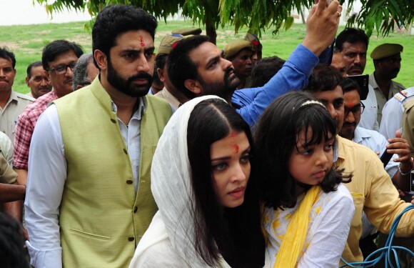 Aishwarya Rai Bachchan, son mari Abhishek Bachchan et leur fille Aaradhya Bachchan assistant  à la cérémonie traditionnelle de l'immersion des cendres dans le Gange du père de l'actrice, Krishnaraj Rai - Allahabad en Inde, 5 août 2017.