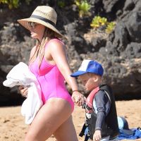 Hilary Duff, à la plage : Beau décolleté et booty rebondi dans son maillot rose
