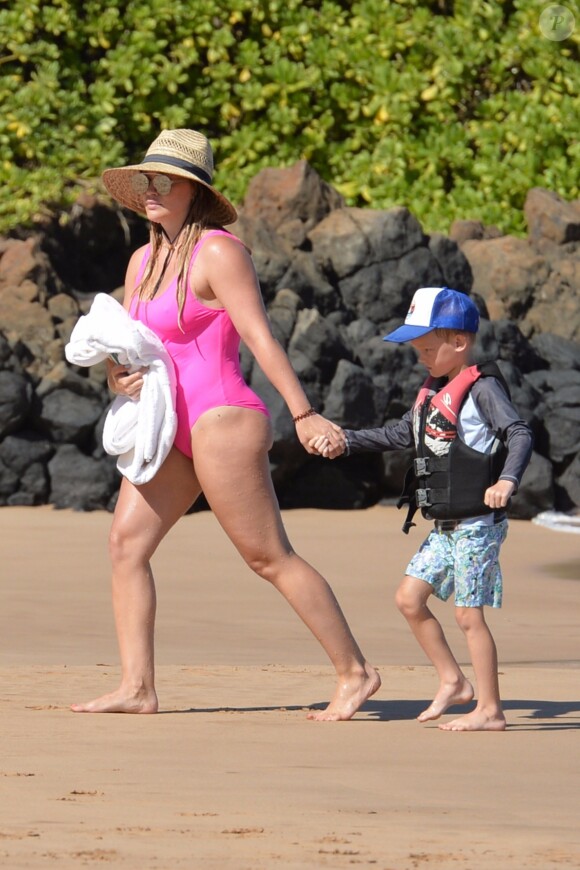Exclusif - Hilary Duff fait du paddle avec son fils Luca lors de leur week-end prolongé à Hawaii. Le 6 août 2017
