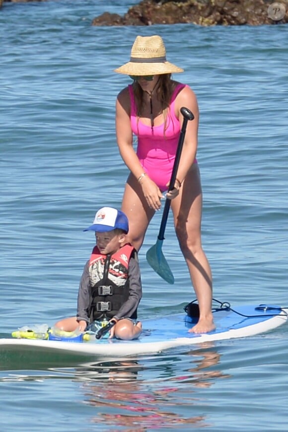 Exclusif - Hilary Duff fait du paddle avec son fils Luca lors de leur week-end prolongé à Hawaii. Le 6 août 2017