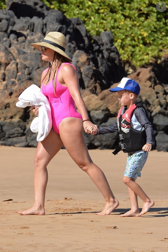 Exclusif - Hilary Duff fait du paddle avec son fils Luca lors de leur week-end prolongé à Hawaii. Le 6 août 2017