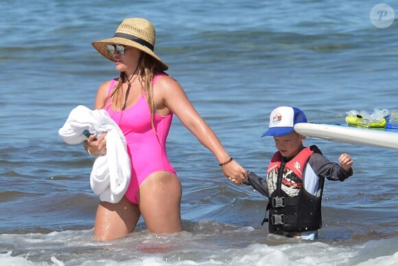 Exclusif - Hilary Duff fait du paddle avec son fils Luca lors de leur week-end prolongé à Hawaii. Le 6 août 2017
