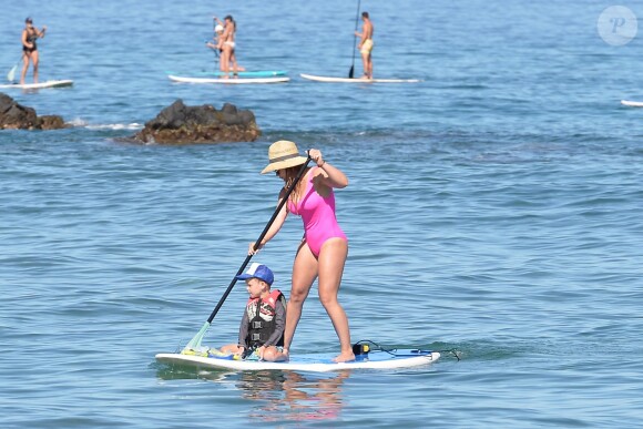 Exclusif - Hilary Duff fait du paddle avec son fils Luca lors de leur week-end prolongé à Hawaii. Le 6 août 2017