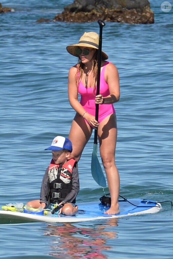 Exclusif - Hilary Duff fait du paddle avec son fils Luca lors de leur week-end prolongé à Hawaii. Le 6 août 2017