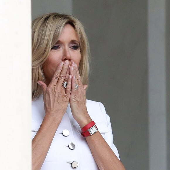 Brigitte Macron salue la chanteuse Rihanna lors de son départ du palais de l'Elysée, où elle a été reçue par le président, à Paris, le 26 juillet 2017 © Stéphane Lemouton / Bestimage