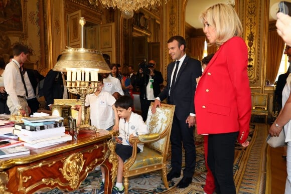 Le président français Emmanuel Macron et sa femme la première dame Brigitte Macron ont reçu une dizaine de jeunes atteints d'autisme lors du lancement de la concertation autour du 4ème plan autisme au palais de l'Elysée à Paris, France, le 6 juillet 2017. © Sébastien Valiela/Bestimage