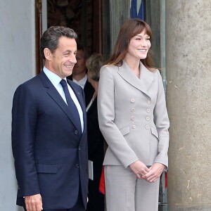 Nicolas Sarkoy et Carla Bruni-Sarkoy sur le perron de l'Elysée à Paris, le 28 septembre 2010.