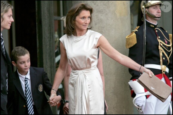 Cécilia Attias et son fils Louis Sarkoy lors de l'arrivée de Nicolas Sarkoy à l'Elysée, à Paris, le 16 mai 2007.