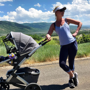 Katherine Heigl en promenade avec son fils Joshua (8 mois) sur une photo publiée sur Instagram le 7 août 2017