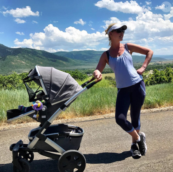 Katherine Heigl en promenade avec son fils Joshua (8 mois) sur une photo publiée sur Instagram le 7 août 2017