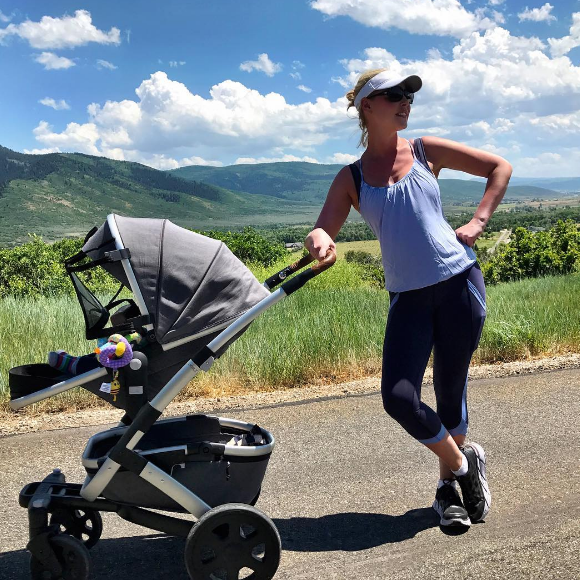Katherine Heigl en promenade avec son fils Joshua (8 mois) sur une photo publiée sur Instagram le 7 août 2017