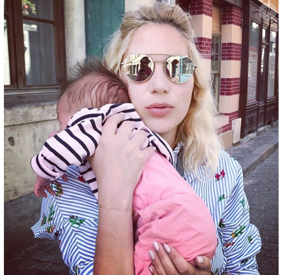Camille Seydoux poste des photos de sa fille Ava Bella, née le 30 juin 2017.