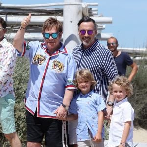 Elton John, son mari David Furnish et leurs fils Elijah et Zachary sont au Club 55 à Saint-Tropez, le 6 août 2017, pendant leurs vacances.