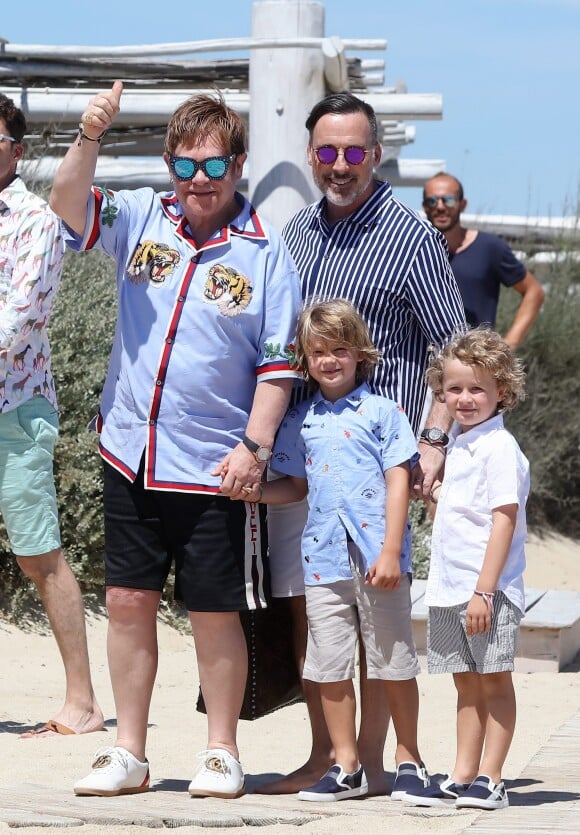 Elton John, son mari David Furnish et leurs fils Elijah et Zachary sont au Club 55 à Saint-Tropez, le 6 août 2017, pendant leurs vacances.