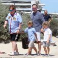Elton John, son mari David Furnish et leurs fils Elijah et Zachary sont au Club 55 à Saint-Tropez, le 6 août 2017, pendant leurs vacances.