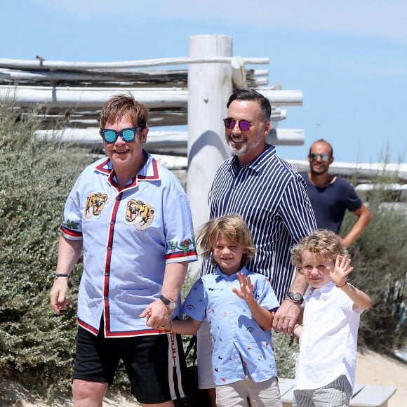 Elton John, son mari David Furnish et leurs fils Elijah et Zachary sont au Club 55 à Saint-Tropez, le 6 août 2017, pendant leurs vacance.