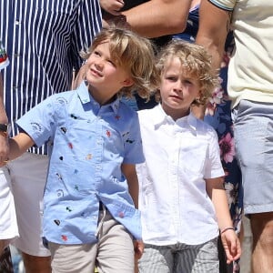 Elton John, son mari David Furnish et leurs fils Elijah et Zachary sont au Club 55 à Saint-Tropez, le 6 août 2017, pendant leurs vacance.