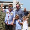 Elton John, son mari David Furnish et leurs fils Elijah et Zachary sont au Club 55 à Saint-Tropez, le 6 août 2017, pendant leurs vacance.
