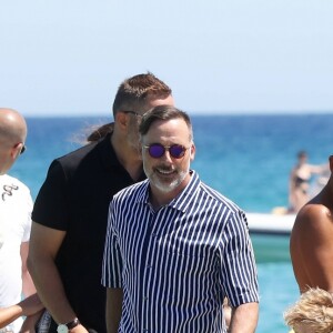 Elton John, son mari David Furnish et leurs fils Elijah et Zachary sont au Club 55 à Saint-Tropez, le 6 août 2017, pendant leurs vacance.