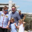 Elton John, son mari David Furnish et leurs fils Elijah et Zachary sont au Club 55 à Saint-Tropez, le 6 août 2017, pendant leurs vacance.