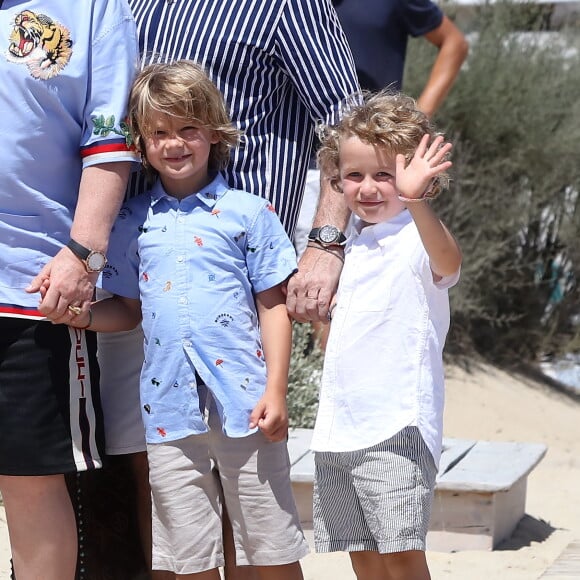 Elton John, son mari David Furnish et leurs fils Elijah et Zachary sont au Club 55 à Saint-Tropez, le 6 août 2017, pendant leurs vacances.