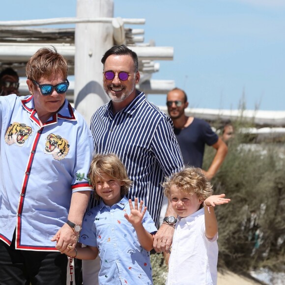 Elton John, son mari David Furnish et leurs fils Elijah et Zachary sont au Club 55 à Saint-Tropez, le 6 août 2017, pendant leurs vacances.