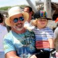 David Furnish et Elijah - Elton John et son mari David Furnish se baladent avec leurs enfants Zachary et Elijah à Saint Tropez le 12 août 2016.