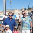 Elton John et son mari David Furnish se baladent avec leurs enfants Zachary et Elijah à Saint Tropez le 12 août 2016.