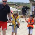 Elton John, son mari David Furnish et leurs fils Elijah et Zachary vont au Club 55 pendant leurs vacances à Saint-Tropez, le 13 août 2015.