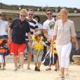 Elton John, son mari David Furnish et leurs fils Elijah et Zachary vont au Club 55 pendant leurs vacances à Saint-Tropez, le 13 août 2015.