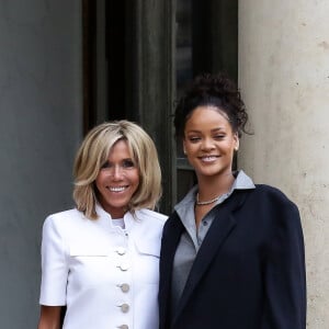 Brigitte Macron (Trogneux) raccompagne la chanteuse Rihanna sur le perron du palais de l'Elysée, où elle a été reçue par le président, à Paris, le 26 juillet 2017 © Stéphane Lemouton / Bestimage