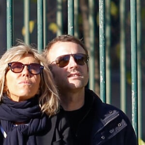 Emmanuel Macron et sa femme Brigitte Macron (Trogneux) se promènent sur les docks de Lisbonne, le 25 décembre 2016. Ils sont arrivés dimanche après-midi pour quelques jours de vacances à Lisbonne.