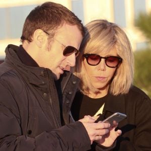 Emmanuel Macron et sa femme Brigitte Macron (Trogneux) se promènent sur les docks de Lisbonne, le 25 décembre 2016. Ils sont arrivés dimanche après-midi pour quelques jours de vacances à Lisbonne.