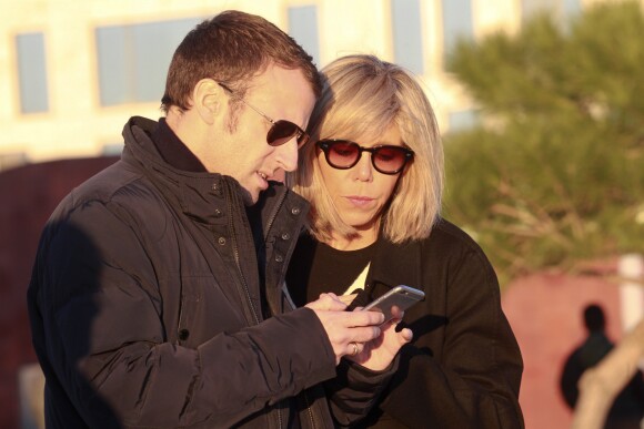 Emmanuel Macron et sa femme Brigitte Macron (Trogneux) se promènent sur les docks de Lisbonne, le 25 décembre 2016. Ils sont arrivés dimanche après-midi pour quelques jours de vacances à Lisbonne.