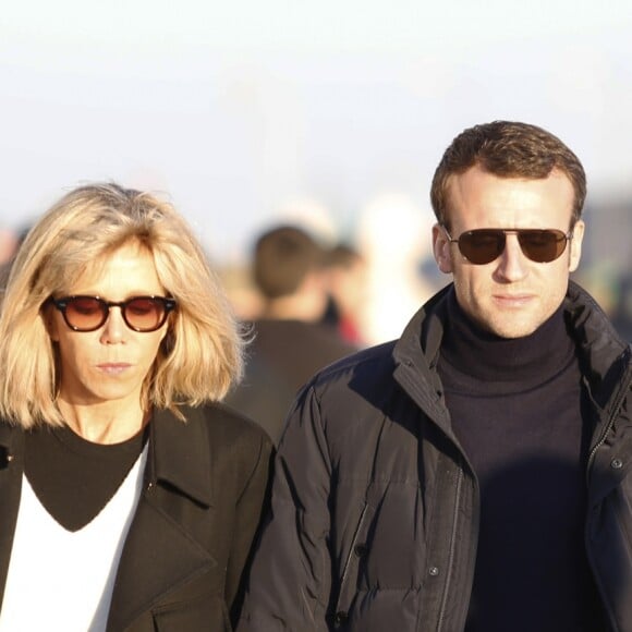 Emmanuel Macron et sa femme Brigitte Macron (Trogneux) se promènent sur les docks de Lisbonne, le 25 décembre 2016. Ils sont arrivés dimanche après-midi pour quelques jours de vacances à Lisbonne.