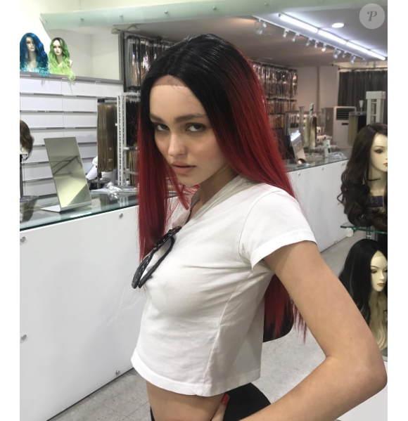 Lily-Rose Depp le 12 août 2017 dans un magasin de perruques.
