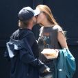 Exclusif - David Spade embrasse une jeune inconnue à Los Angeles, le 15 août 2017