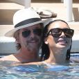 Exclusif - David Spade et Naya Rivera dans la piscine de leur hôtel club à Honolulu (Hawaï) le 2 avril 2017.